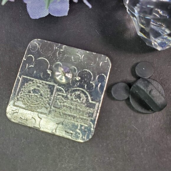 Disney Mrs Incredible Incredibles Pixar Trading Pin Lapel Pin Brooch Jewelry - Picture 3 of 5